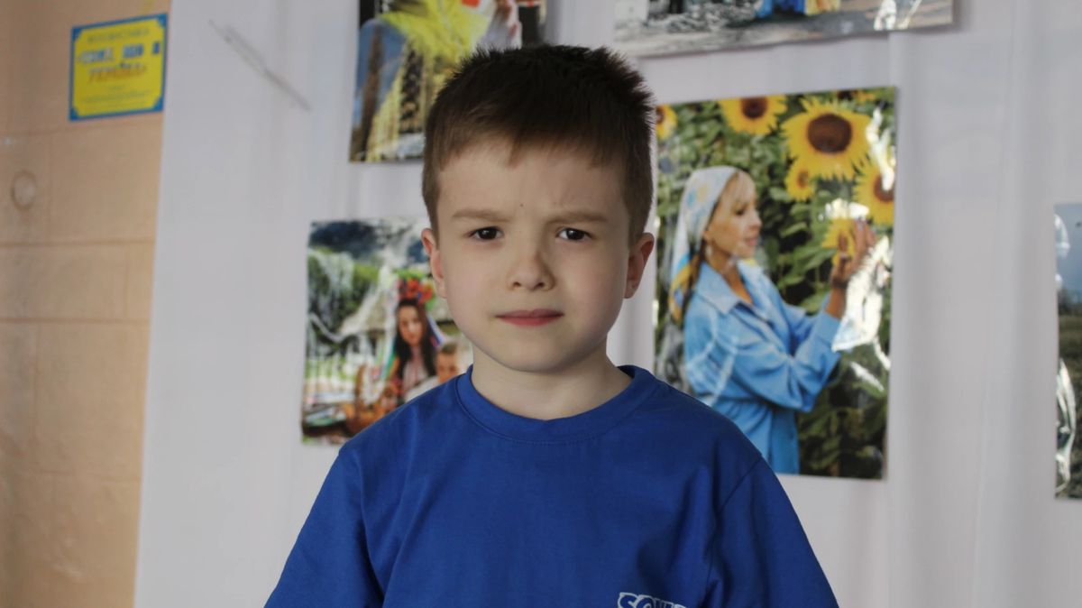„Možná z toho oslepnu.“ Malé Ukrajince drtí válečné školství